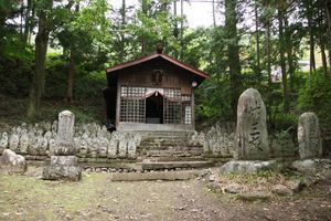 이백지장 : 메이지 초기, 철도 개설로 인하여 주변의 석불이 모여진 곳