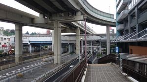 역 원경사진을 좌우로 가로지르는 곳이 이시카와초역, 그 위에 수도 고속도로가 지나감 (2018년 9월)