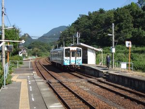마쓰야마 방향을 바라본 승강장의 모습. 왼쪽에서 분기된 측선을 볼 수 있다. 계단이 있는 건널목은 열차 바로 앞에 있다.