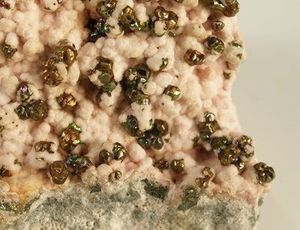 불투명하고 흰 갈색의 능망가니즈광