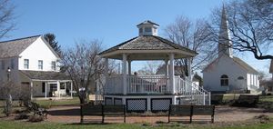 트로이 역사 박물관 내에 이전된 옛 거리 모습. 앞쪽에는 전망대, 뒤쪽에는 잡화점과 교회가 보인다.