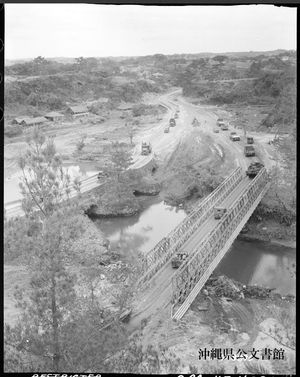 비샤 강의 일본 옛 다리와 병렬로 건설 대대 (씨비)가 신설한 베일리교. 이 다리는 남부 전선에서 고전하고 있는 육군에 2차선 도로를 제공하기 위해 극히 단기간에 건설되었다.