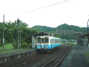 두 승강장을 연결하는 육교의 모습.