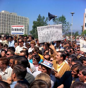 로버트 F. 케네디의 연설을 듣기 위해 샌 페르난도 밸리 주립 칼리지에 모인 군중