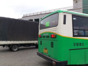 장천버스정류장에서 대기하고 있는 5004호 차량의 뒤에 달린 LED행선판.