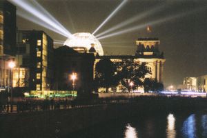 야간, 빛을 발하는 옥상 돔