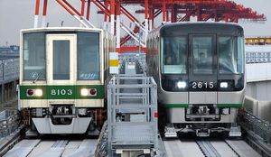 8000형 전동차(좌)와 2000형 전동차(우)