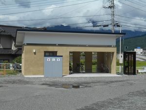 역 앞의 화장실과 자전거 주차장 (2016년 8월)