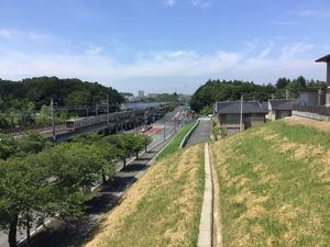 지하라다이 역 부근을 주행하는 열차