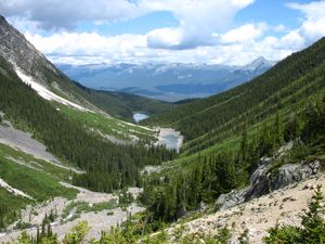 제럴딘 호수에서 바라본 애서배스카 강 계곡