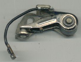 접점 포인트와 암. 오른쪽에는 피벗(지점), 왼쪽에는 포인트가 있으며, 캠 팔로워는 배전기 암의 중앙에 있다. 포인트, 피벗, 팔로워 모두 사용에 따라 마모되므로 정기적인 교환이 필요하다.