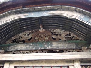 당문 부분 큰 홍량 위의 가마쿠라(모란 문)과 소나무에 꼬리 긴 새 조각