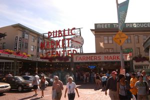 파이크 플레이스 마켓(Pike Place Market) (워싱턴주 시애틀)에서 퍼스트 애비뉴에서 파이크 스트리트 서쪽을 바라본 모습