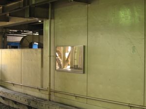 주오 쾌속선의 오기쿠보역에 설치된 거울.자살 방지를 위해, 심리적 효과를 노리고 설치되어 있다.