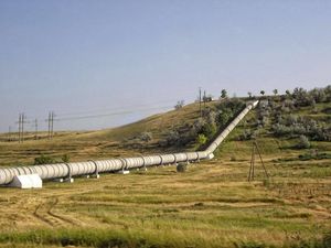 파이프라인 - 심페로폴 인근 운하 지류