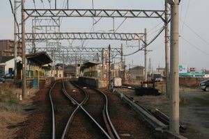 역 구내를 유노야마온센 방면에서 본 모습 (왼쪽: 욧카이치 방면, 가운데: 유노야마온센 방면, 오른쪽: 현재 철거된 회차선)