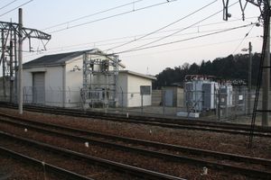 역의 요카이치 방면에 있는 고모노 변전소