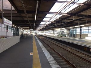 게이오 호리노우치 역 플랫폼 (2016년 10월)