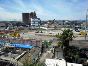 조성 중인 서쪽 출구 로터리 (2007년 4월)