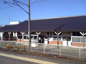 승강장에서 본 역 건물 (2009년 10월)