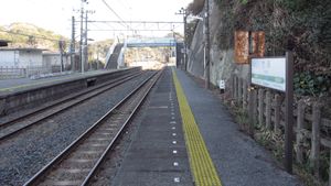 역 승강장 (2013년 12월)