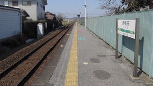 역 승강장과 역명판 (2014년 3월)