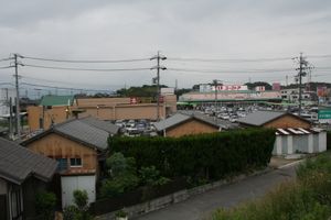 역 부근의 경치 (왼쪽 녹색 지붕이 호시카와역 역사, 그 옆이 산요도 서점, 안쪽이 유 스토어 (현・MEGA 돈키호테 UNY) 호시카와점)