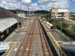 와다우라역 승강장 (2020년 9월) ※오른쪽에 있는 것은 흰수염고래 골격 레플리카