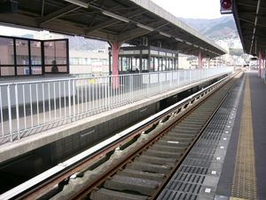 2번 홈 맞은편에 있는 울타리 아래에 설치된 제3궤조