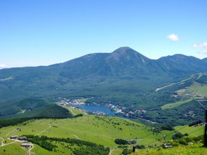 비교적 완만한 지형의 북 야쓰가타케(차산 산정에서・정면은 다테시나산)