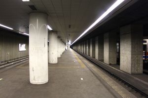 역 승강장에서 유치선에 유치 중인 차량을 바라봄 (2012년 12월)