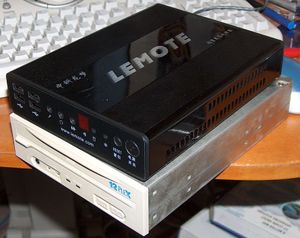 Lemote의 Fulong MiniPC (참고용 CD-ROM 드라이브 위에 위치)