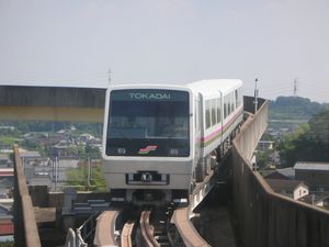 중앙 안내 방식의 궤도와 차량 (피치라이너)