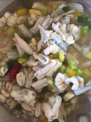 식초와 현지 향신료를 첨가하여 만든 성구동물 요리. 필리핀 세부에서 촬영.