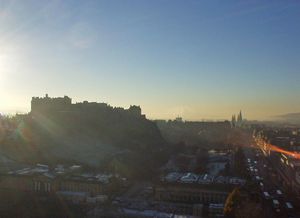 태양과 같은 밝은 광원이 프레임 바로 바깥에 있을 때는 렌즈 플레어를 제어하기가 매우 어렵다.