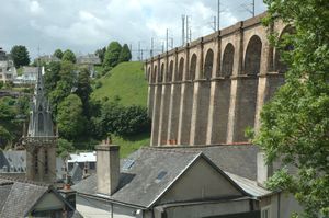 고가교의 언덕 측면