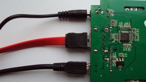 인클로저의 PCB는 데이터 전송을 제어하며, 대부분의 운영 체제에서 일반 대용량 저장 장치 드라이버를 쉽게 사용할 수 있다