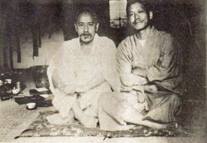 미나카타(왼쪽)와 최고의 제자 코아제 시로 (1915년)