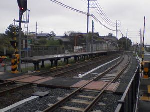 오래된 승강장에서 본 현재 승강장