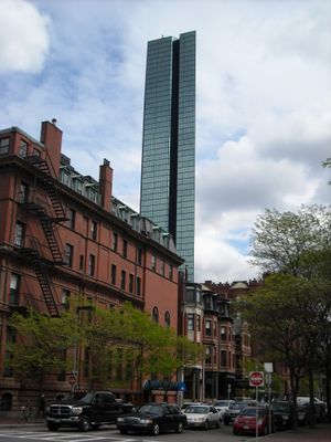 어두운 수직 노치가 이 뷰에서 두드러짐