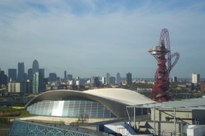오른쪽에 아르셀로미탈 궤도(ArcelorMittal Orbit)가 있는 런던 수영 센터(London Aquatics Centre)