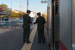 스태프 수수하는 직원