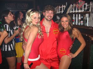 《SOS 해상 구조대》의 의상을 입은 남녀. 2006년 할로윈