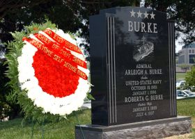 해군사관학교 묘지에 세워진 알레이 버크의 묘.곁에 놓인 것은 해상자위대에서 보낸 화환 (당시 해상막료장요시카와 에이지해장 명의).