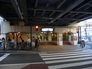 역명 간판 갱신 전의 동쪽 출구 (2019년 7월)