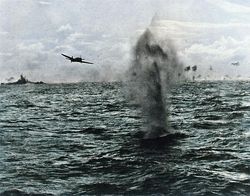 대만 해전에서 미국 항공모함에 어뢰를 투하한 후 초저공으로 퇴각하는 텐잔. 항공모함 에식스(CV-9) 함상에서 촬영