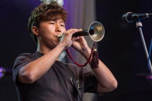 이일우가 태평소를 연주하는 모습