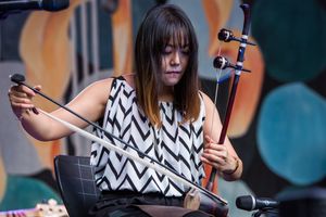 김보미가 해금을 연주하는 모습