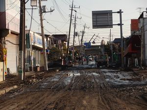 액상화 현상으로 전신주가 기울어진 모습. (지바현 아비코시)(2011년 3월 12일 촬영)