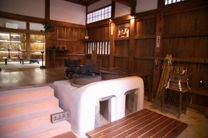 왼쪽 뒤편에 한 쌍의 높은 굽의 그릇이 보인다.